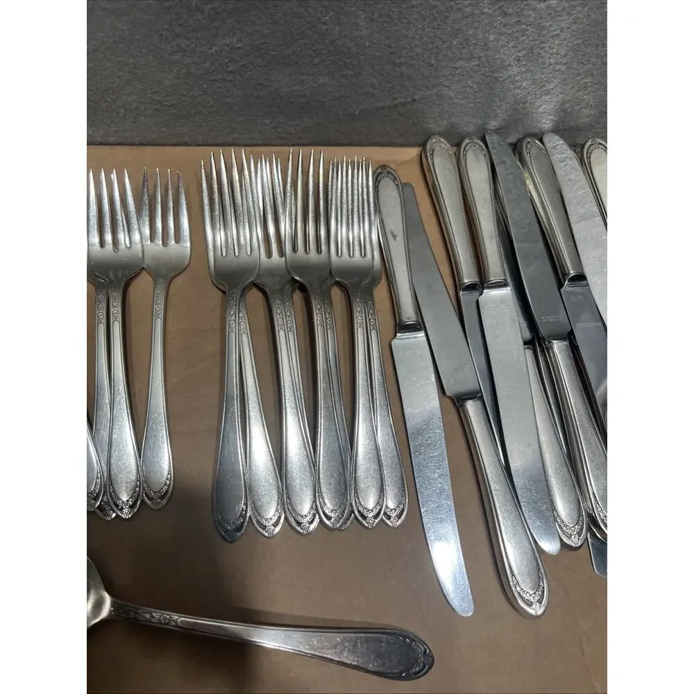 Vintage 1847 Rogers Bros IS LOVELACE Silverplate Flatware & Serving 32 Pc